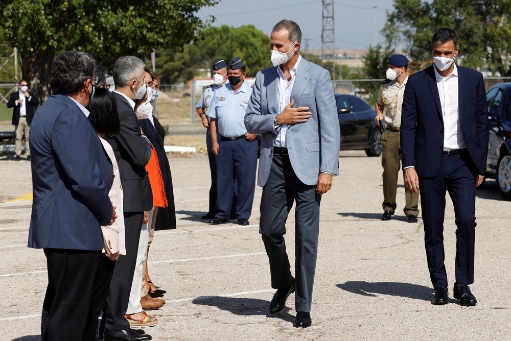 El Rey Felipe VI saluda a los ministros en presencia del presidente del Gobierno, Pedro Sánchez (d)