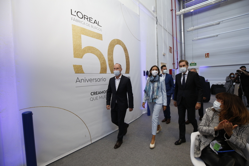 La ministra Reyes Maroto, entre el director de L'Oréal España, Juan Alonso de Lomas (d.) y el director de la fábrica burgalesa, Benoît Moqcuant.