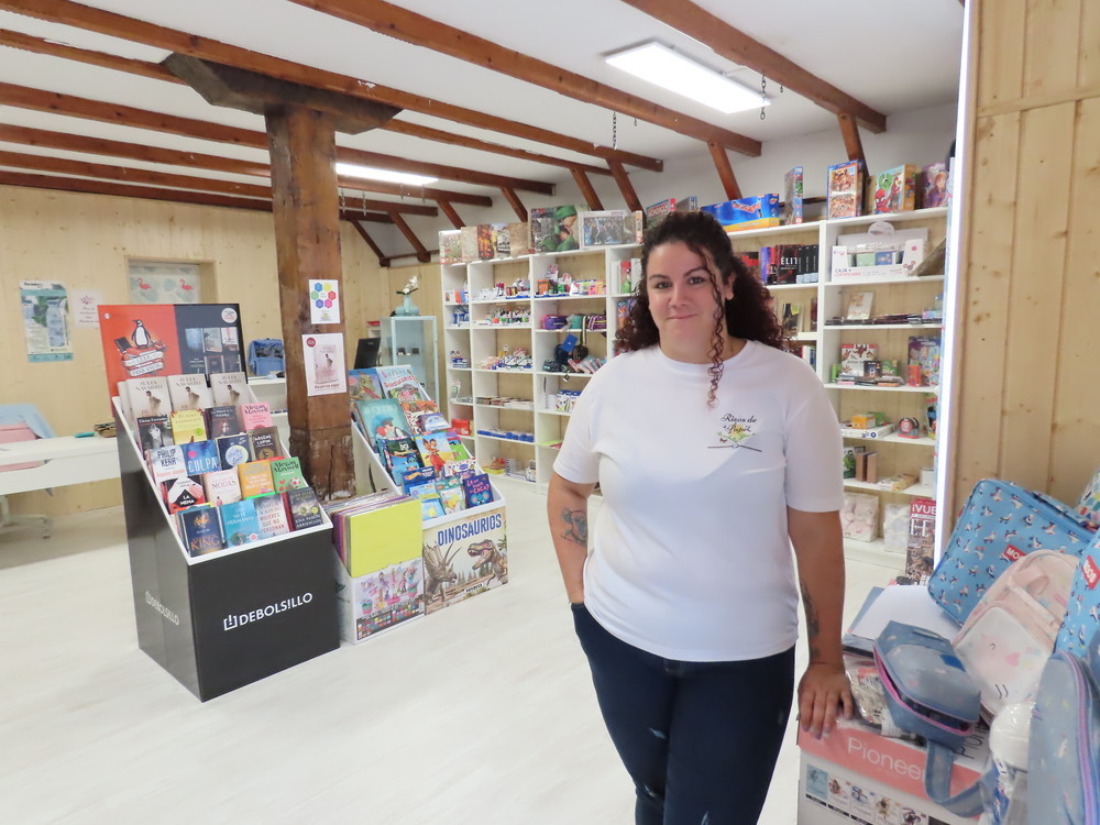 Sara Ramírez está contenta con la acogida que ha tenido su librería, papelería y juguetería, Rizos de Papel, abierta en julio. 