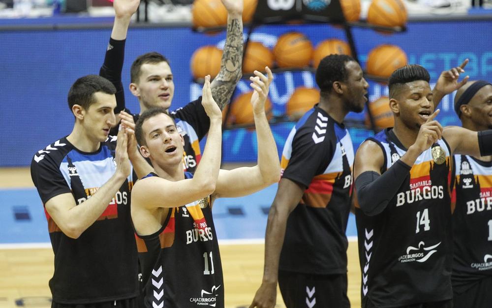 Los jugadores del San Pablo Burgos celebran la victoria ante el VEF Riga.   / VALDIVIELSO