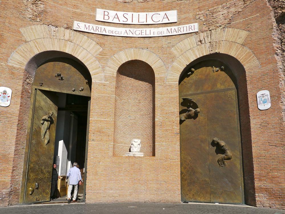 Puertas de Mirotaj en la Basílica de los Ángeles y los Mártires de Roma.