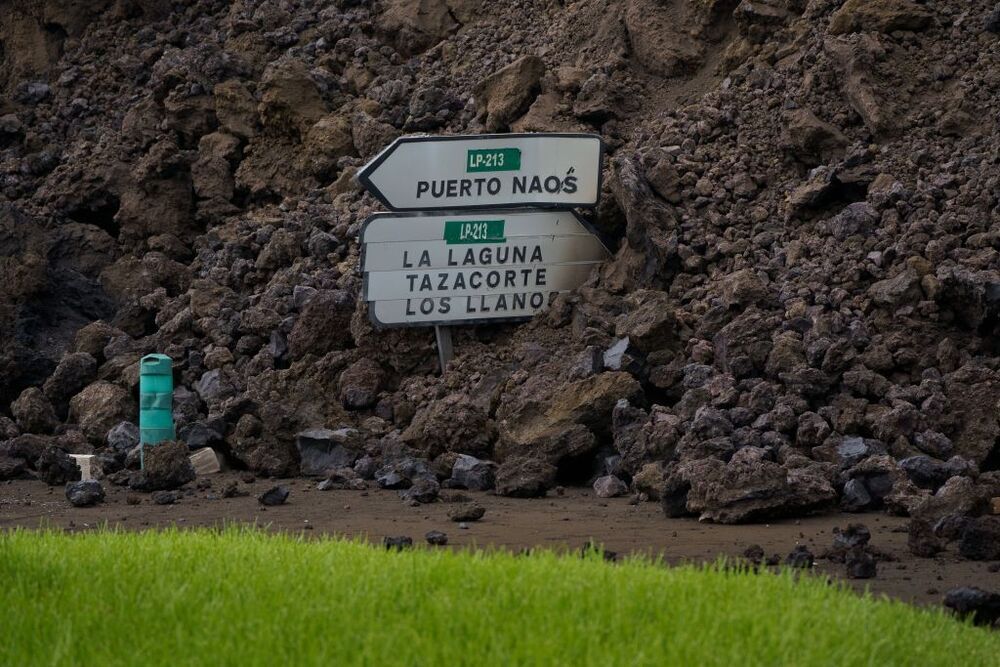 La colada de lava ha llegado este miércoles al pueblo de Todoque, derribando todo lo que se interpone en su camino