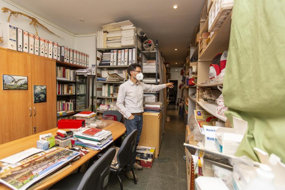 Torcida en la dirección-biblioteca-sala de trabajo-sala de reuniones-almacén.   / F2ESTUDIO