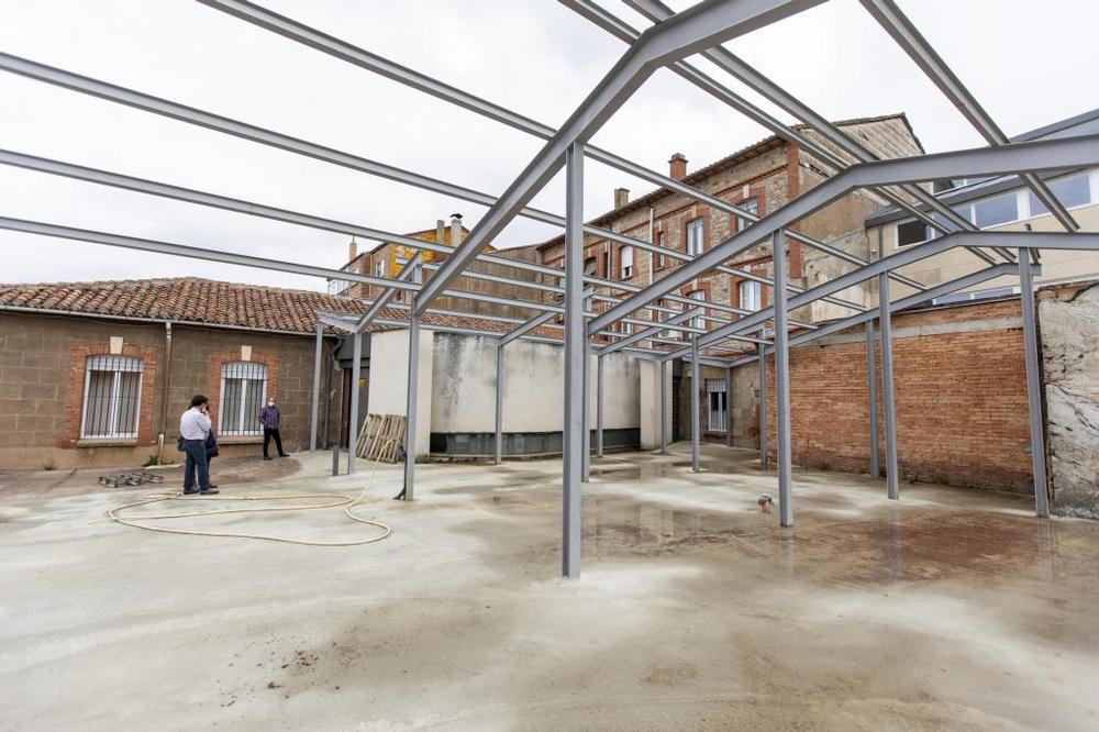 Esqueleto del almacén que el Ayuntamiento ha comenzado a construir en el patio.  / F2ESTUDIO