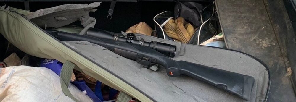 Los agentes encontraron un rifle con el que el denunciado quería irse a cazar.