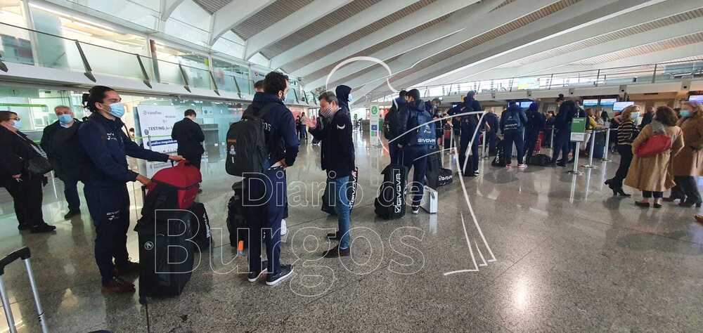 Expedición del Hereda San Pablo en el aeropuerto de Bilbao antes de poner rumbo a Alemania. 