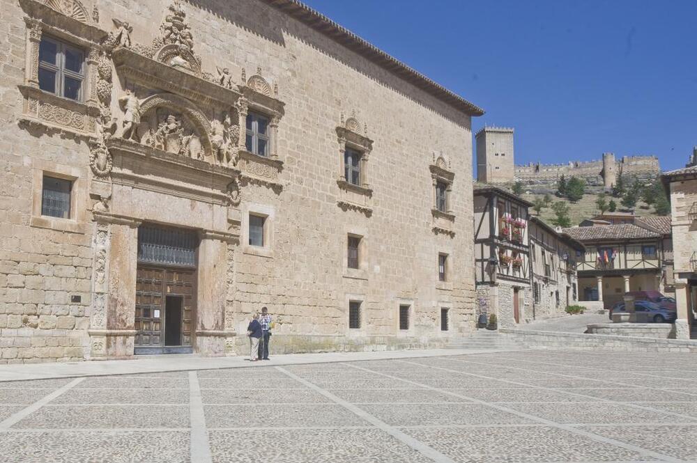 Peñaranda de Duero tiene múltiples encantos para deleitar a los visitantes (Palacio de Avellaneda, arquitectura tradicional, el castillo...).