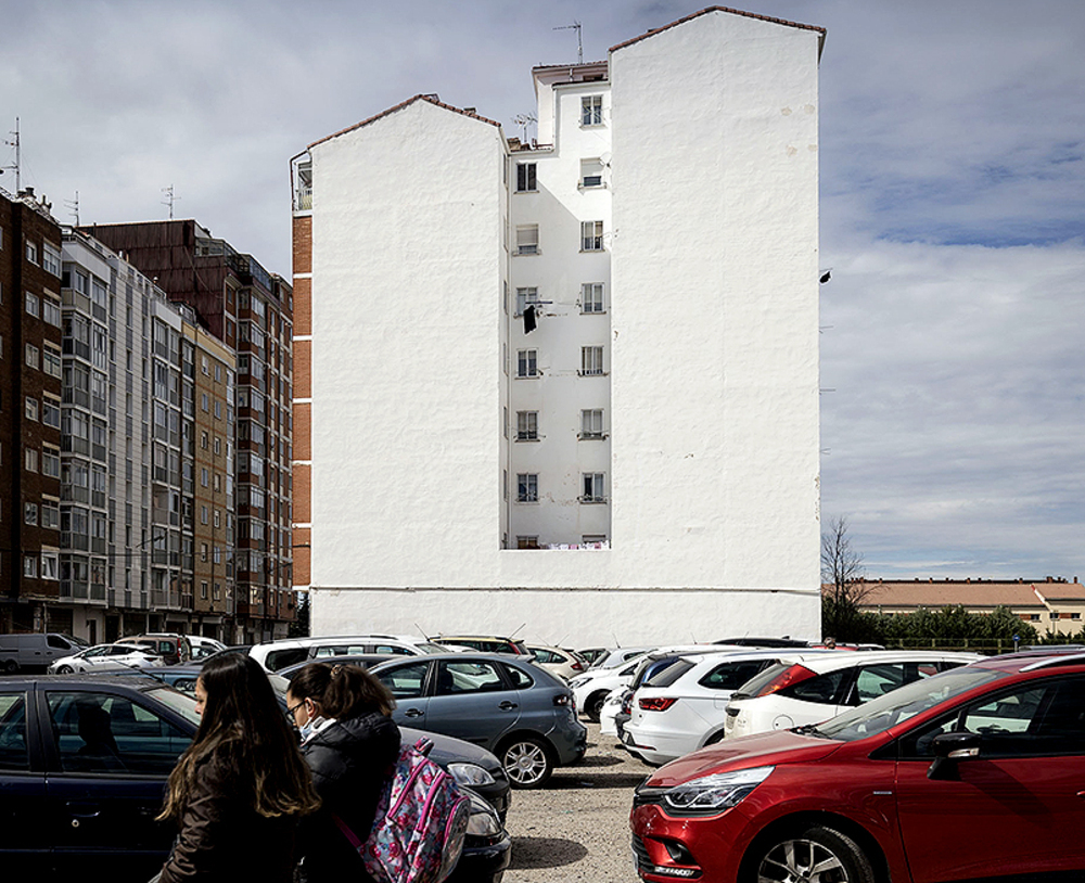 Los peatones deben sortear los coches y el barro.