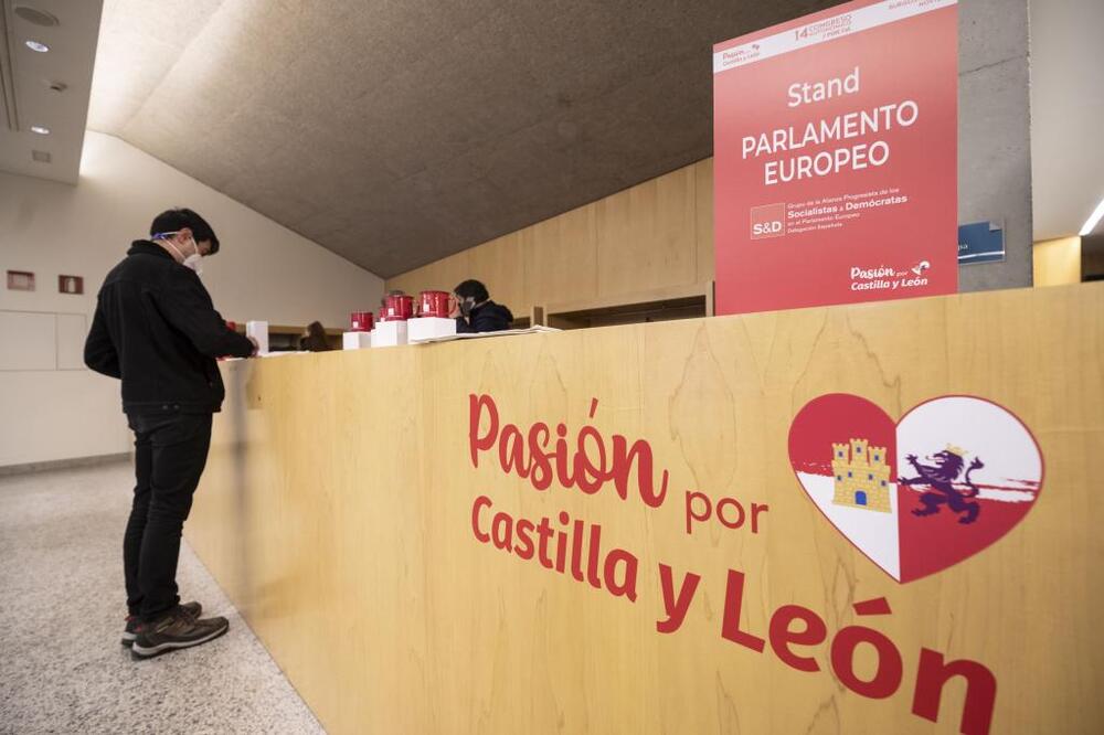 Preparativos en el Fórum para el Congreso Autonómico del PSOE de Castilla y León.  / JESÚS J. MATÍAS