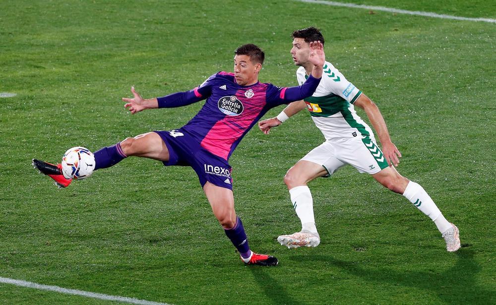 Olaza rescata al Valladolid y hunde al Elche