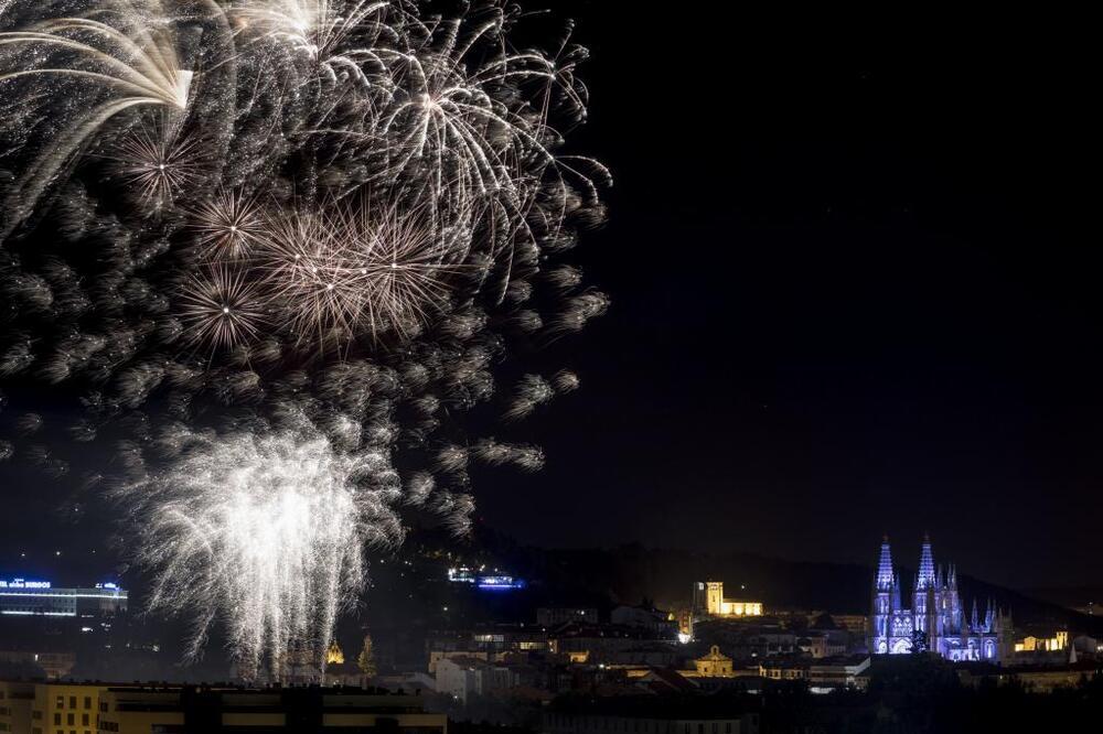 Los fuegos artificiales iluminaron el cielo nocturno burgalés como parte de las celebraciones de los 800 años de la colocación de la primera piedra de la Catedral.   / LUIS LÓPEZ ARAICO