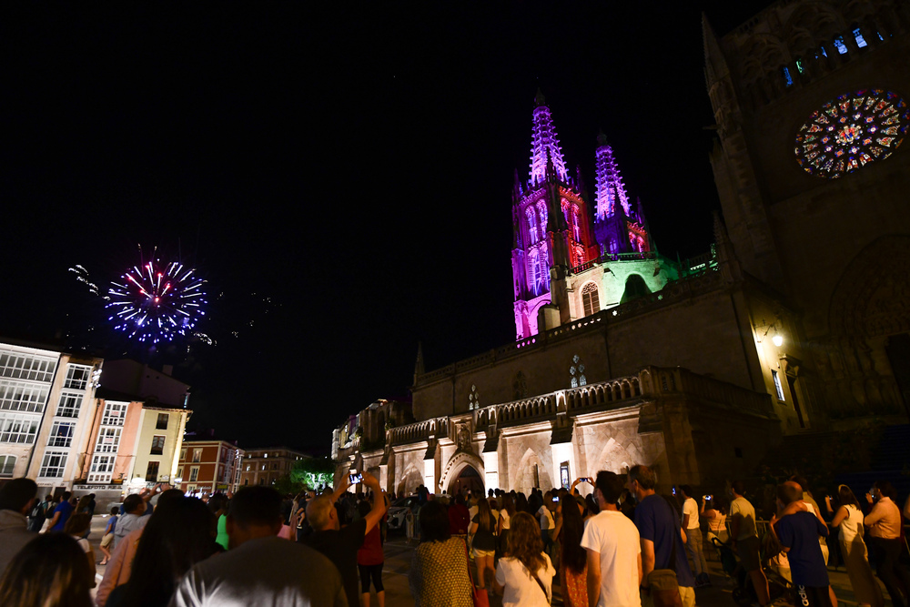Iluminación especial de la catedral de Burgos y primera sesión de fuegos artificiales  / RICARDO ORDÓÑEZ (ICAL)