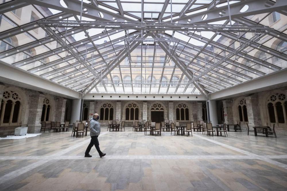 El claustro del NH, solitario y vacío