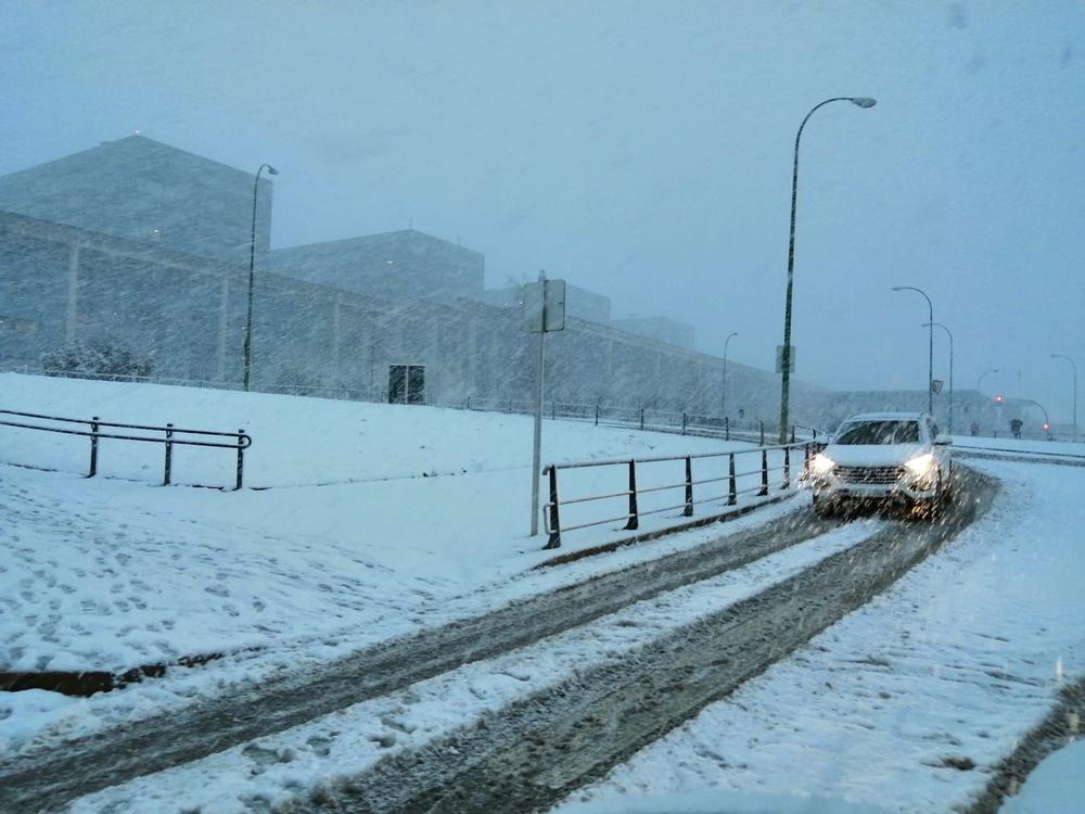Burgos amanece con una copiosa nevada  / DB