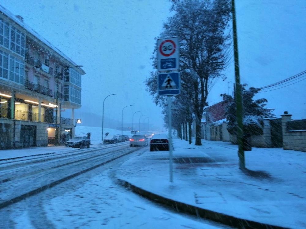 Burgos amanece con una copiosa nevada  / DB