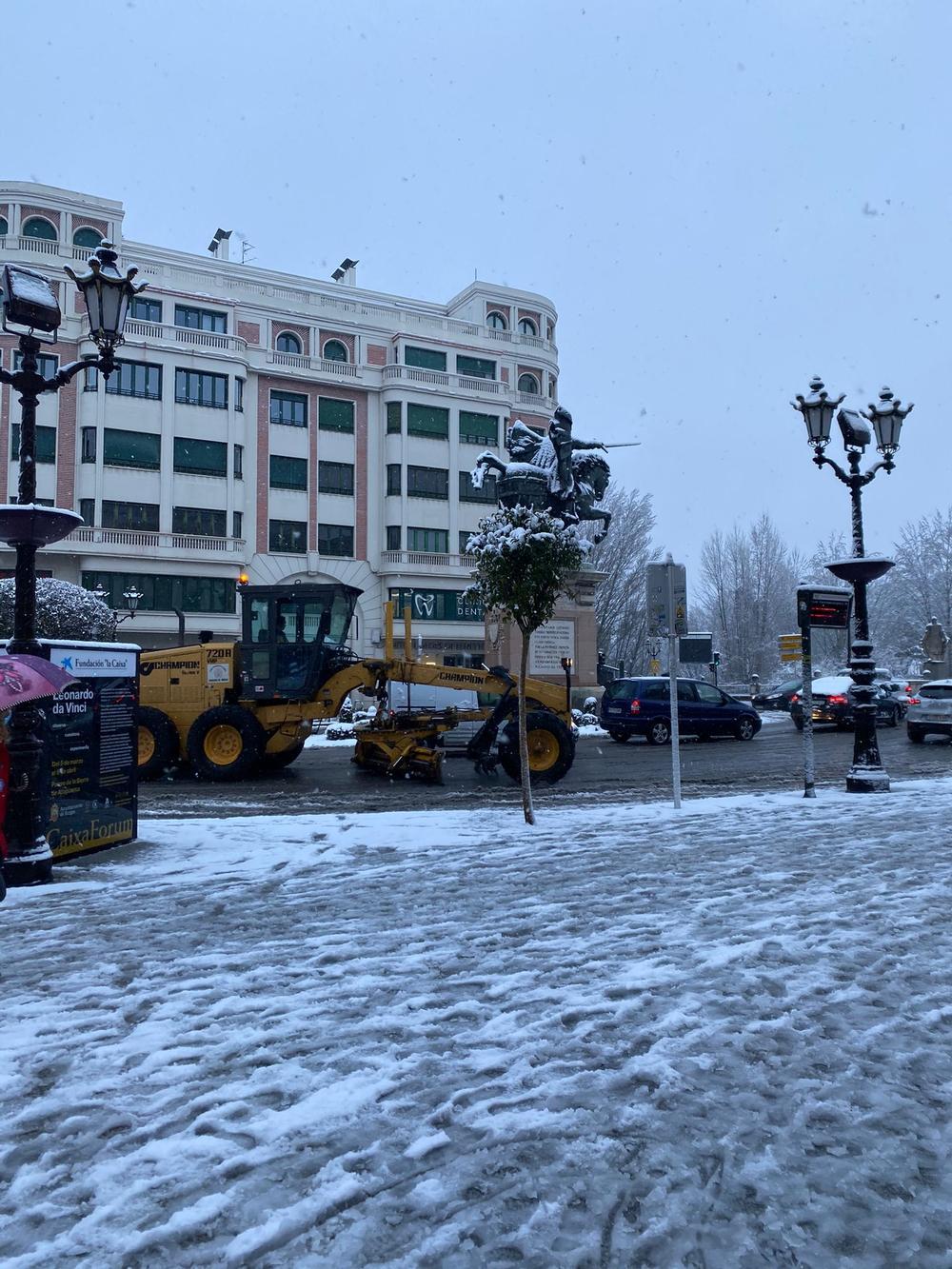 La capital, con un manto blanco de nieve esta mañana.