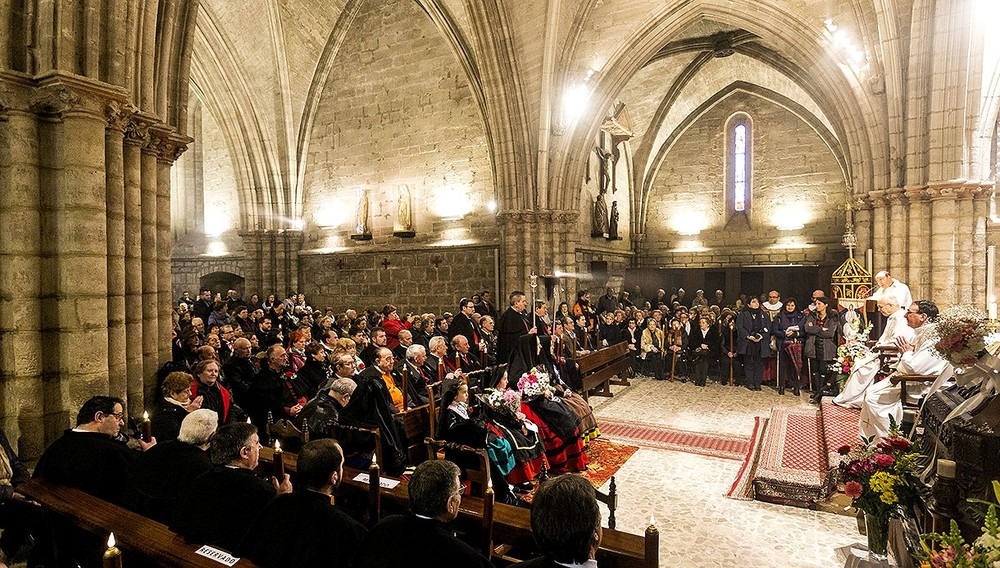 El Tito de Oro se daba a conocer el día de San Antón (17 de enero) y se entregaba en Las Candelas, con la iglesia a rebosar. 
