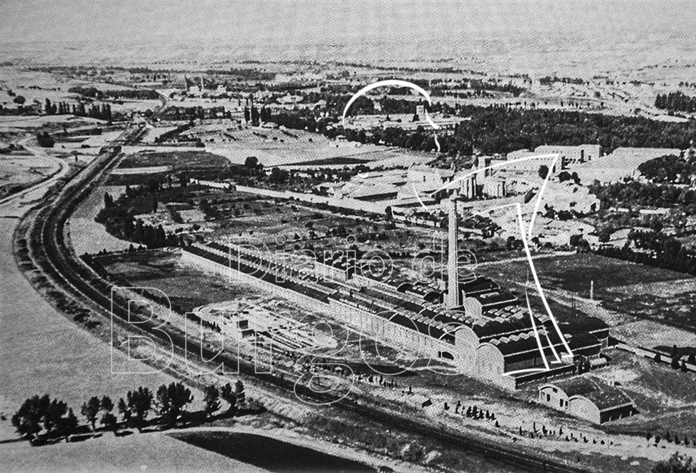 La fábrica de la Cellophane y su alta chimenea dominaba la zona oeste de la ciudad.  / FEDE