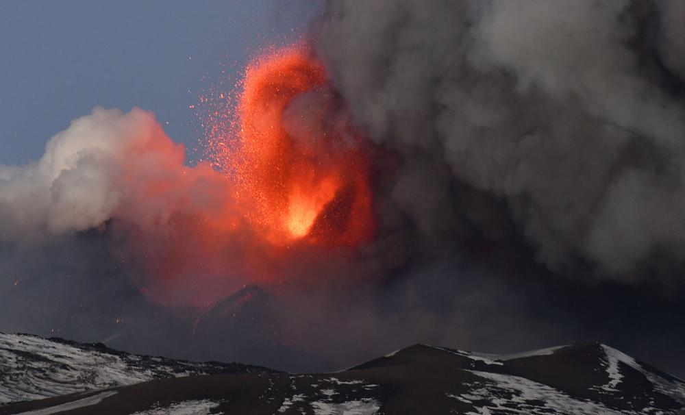 La erupción del Etna obliga a cerrar el aeropuerto de Catania