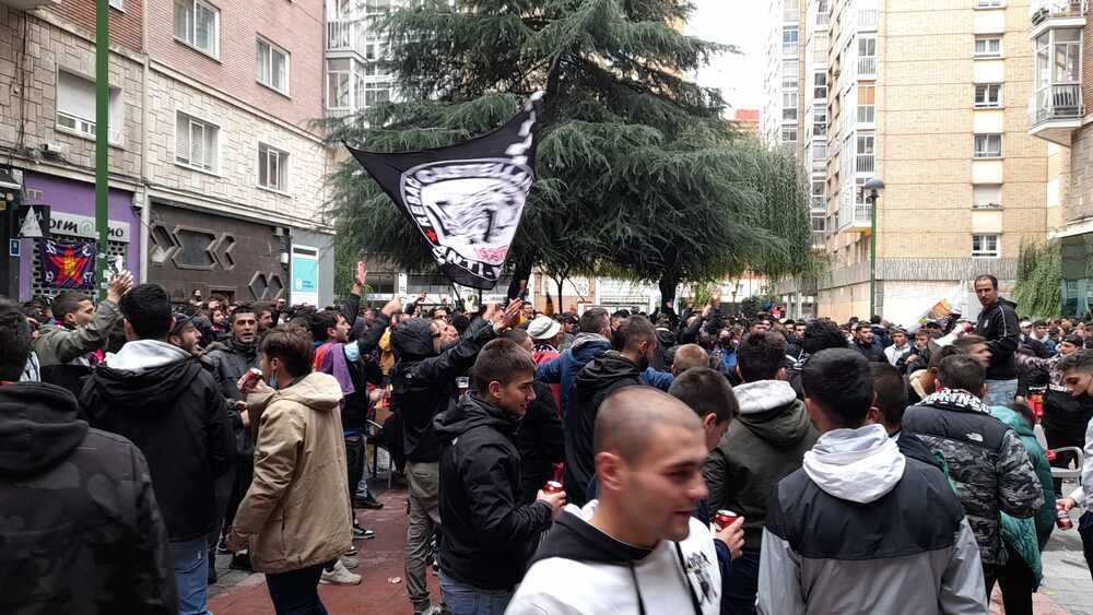 Más de 350 aficionados blanquinegros se han dado cita en la plaza de Santa Casilda antes de acudir a disfrutar del derbi contra el Mirandés.