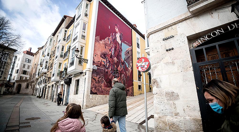 Gran mural en la calle Hospital de los Ciegos.   / CHRISTIAN CASTRILLO