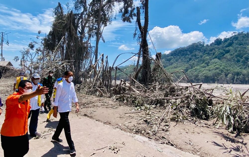Indonesian President Joko Widodo visit an area affected by the eruption of Mount Semeru in Lumajang  / LAILY RACHEV / PRESIDENTIAL PALA