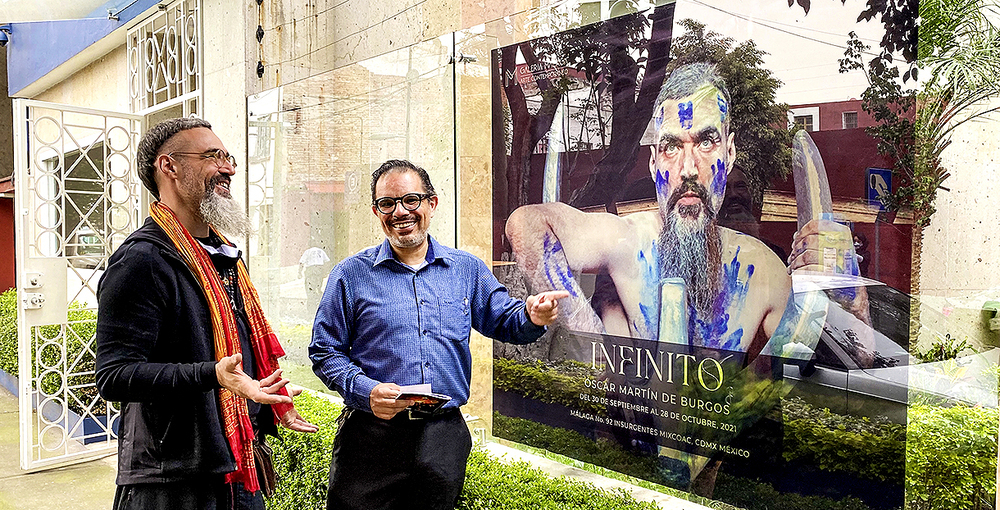 Óscar Martín posa junto al galerista mexicano Rafael López Esquer a la puerta de la exposición ‘Infinito’. 