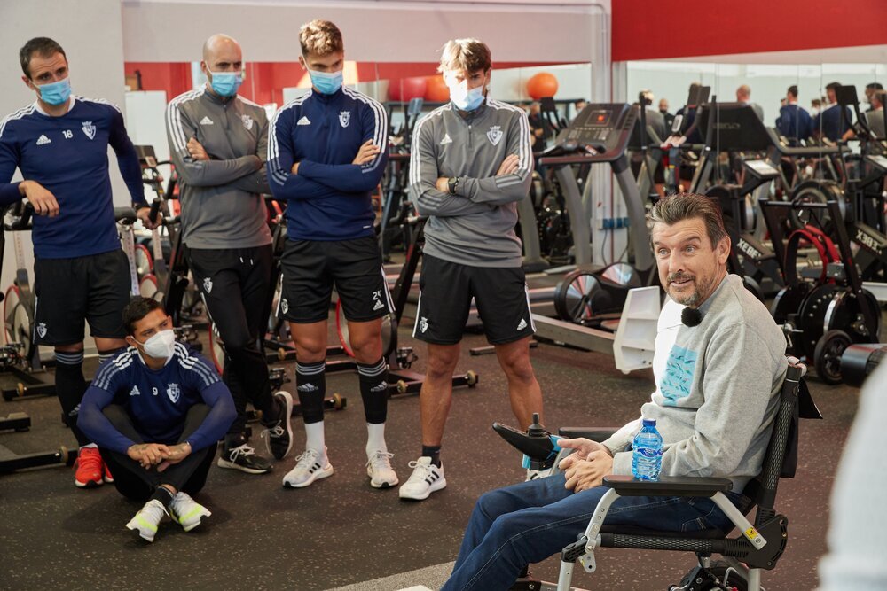 Unzué, durante la charla con los futbolistas y cuerpo técnico de Osasuna. 