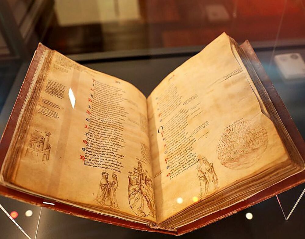 La exhibición presenta hasta 10 códices únicos datados en los siglos XIV y XV, y también incluye pergaminos, incunables y textos varios relacionados con este escritor clave para el pensamiento del Renacimiento. 