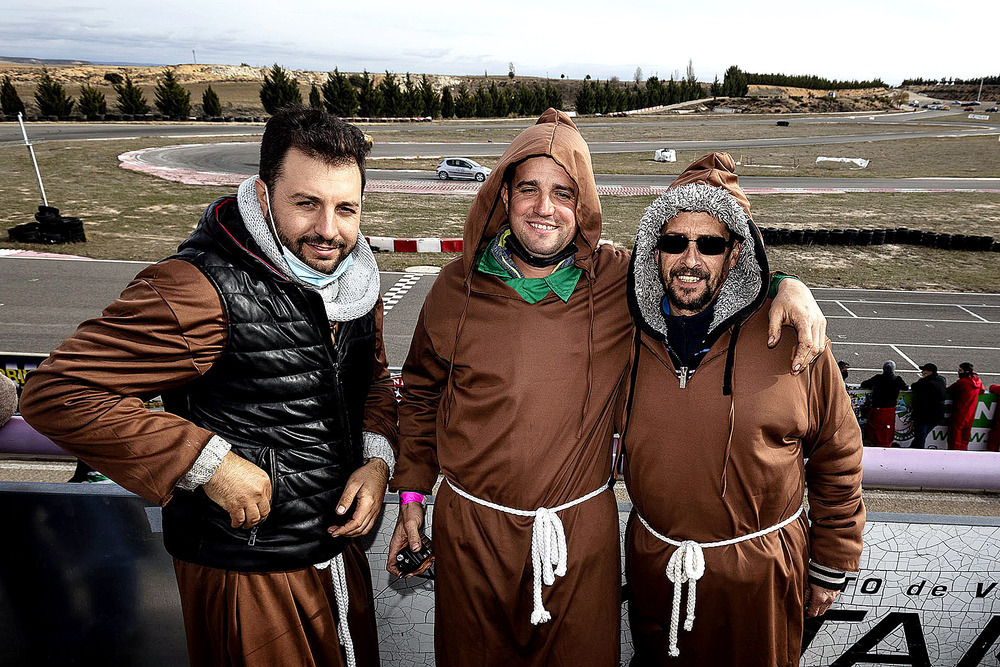 Entre los presentes, los disfraces y los coches decorados eran la excusa para un fin de semana de ocio en el circuito.