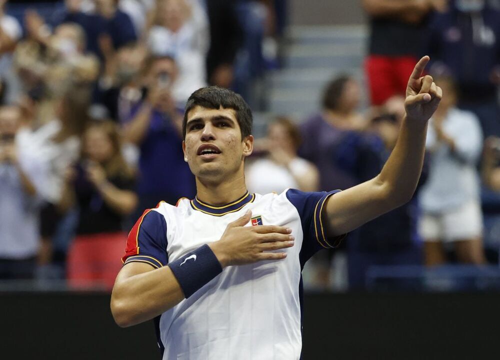 El fenómeno Alcaraz triunfa en Nueva York ante Tsitsipas