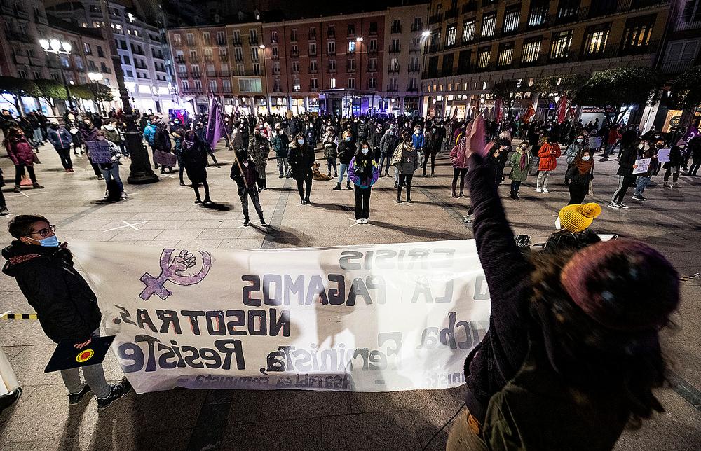 La manifestación concluyó en la Plaza Mayor, donde se colocaron cruces en el suelo para respetar las distancias durante la lectura del manifiesto.   / LUIS LÓPEZ ARAICO