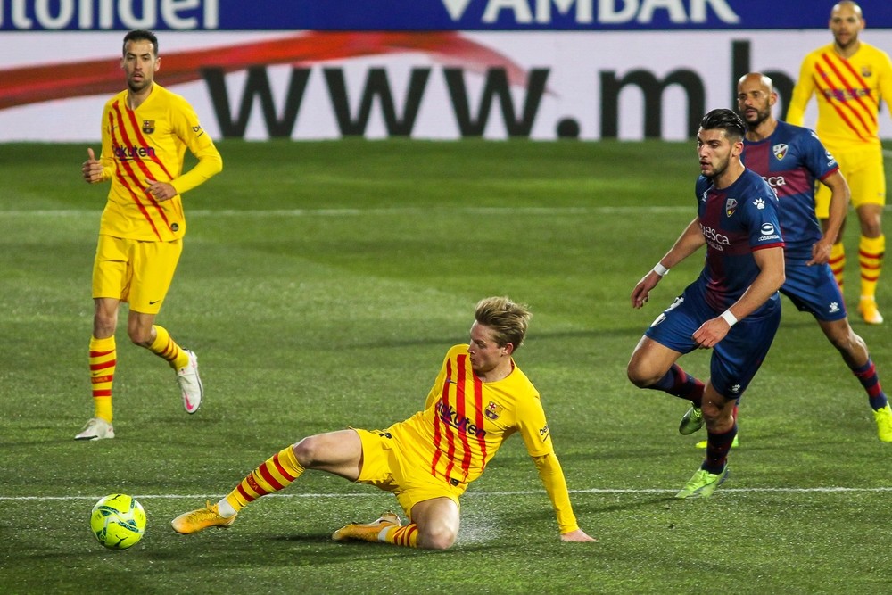 El Barça, con Messi, reacciona en Huesca