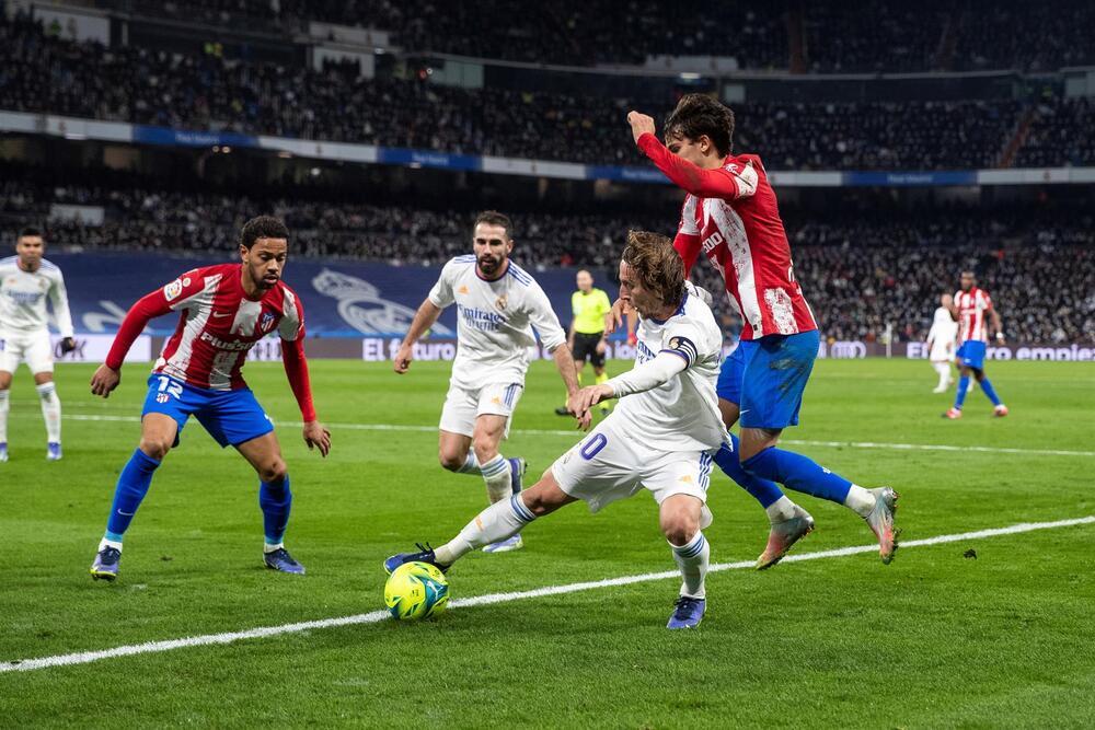 El Real Madrid tiñe el derbi y la Liga de blanco
