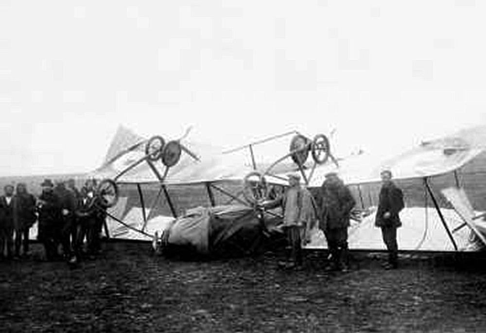 El 11 de abril de 1920 un huracán azotaba Burgos empleándose con virulencia sobre el aeródromo de Gamonal y destrozando un aeroplano Farman que había llegado de Biarritz. El primer avión que aterrizó en Burgos lo hizo en mayo de 1911 en el Campo Lila  / ALFONSO VADILLO (1920)