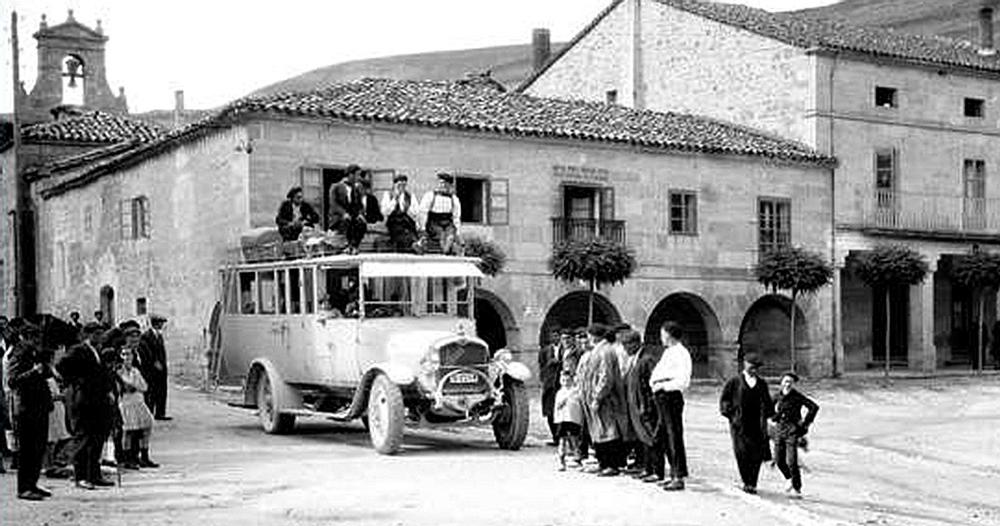 Castilla se acercó al mar. Autobús Fiat de la línea Burgos-Santander en Sedano. La inauguración de esta ruta en 1921 fue un auténtico acontecimiento. Los 110 pasajeros, en cuatro ómnibus, fueron recibidos por miles de personas en los flancos de la ví  / ALFONSO VADILLO (1921)