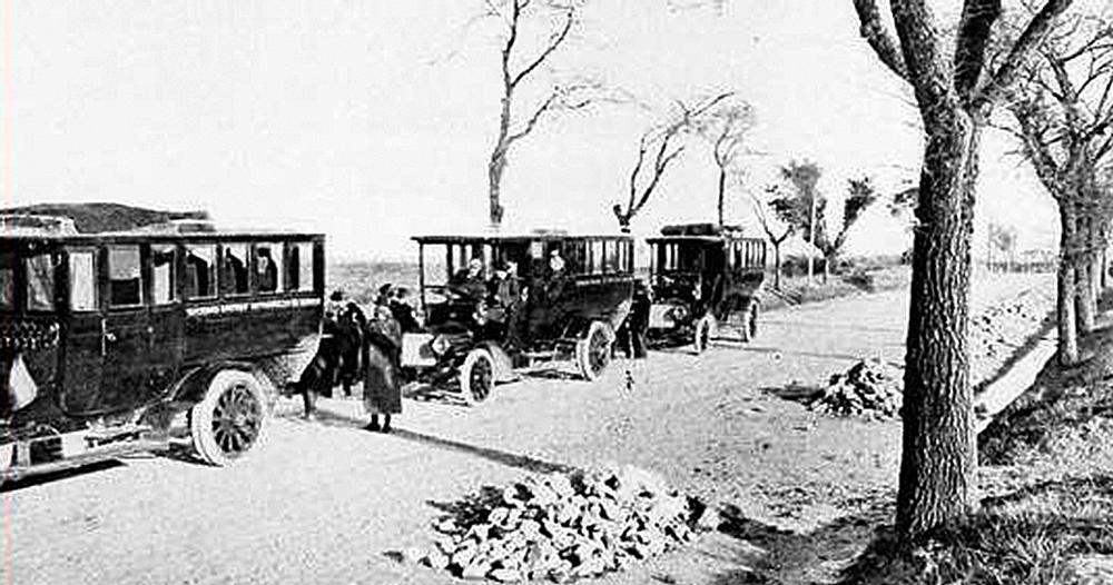 La diligencia dio paso a los primeros autobuses. Inauguración de la línea de automóviles Burgos-Lerma-Aranda de Duero. Los vehículos que cubrían el trayecto eran marca Saurer de 20 asientos sobre un chasis de tres toneladas.   / ALFONSO VADILLO (1910)