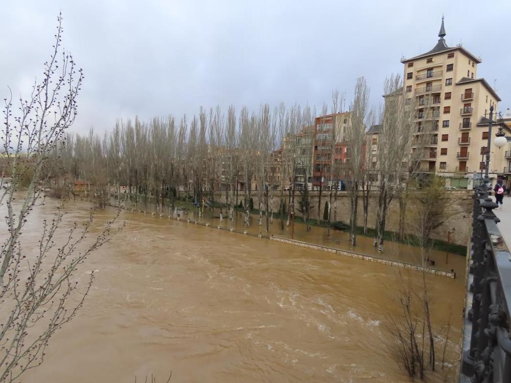 El río Duero desbordado a su paso por Aranda de Duero.  / Diario de Burgos