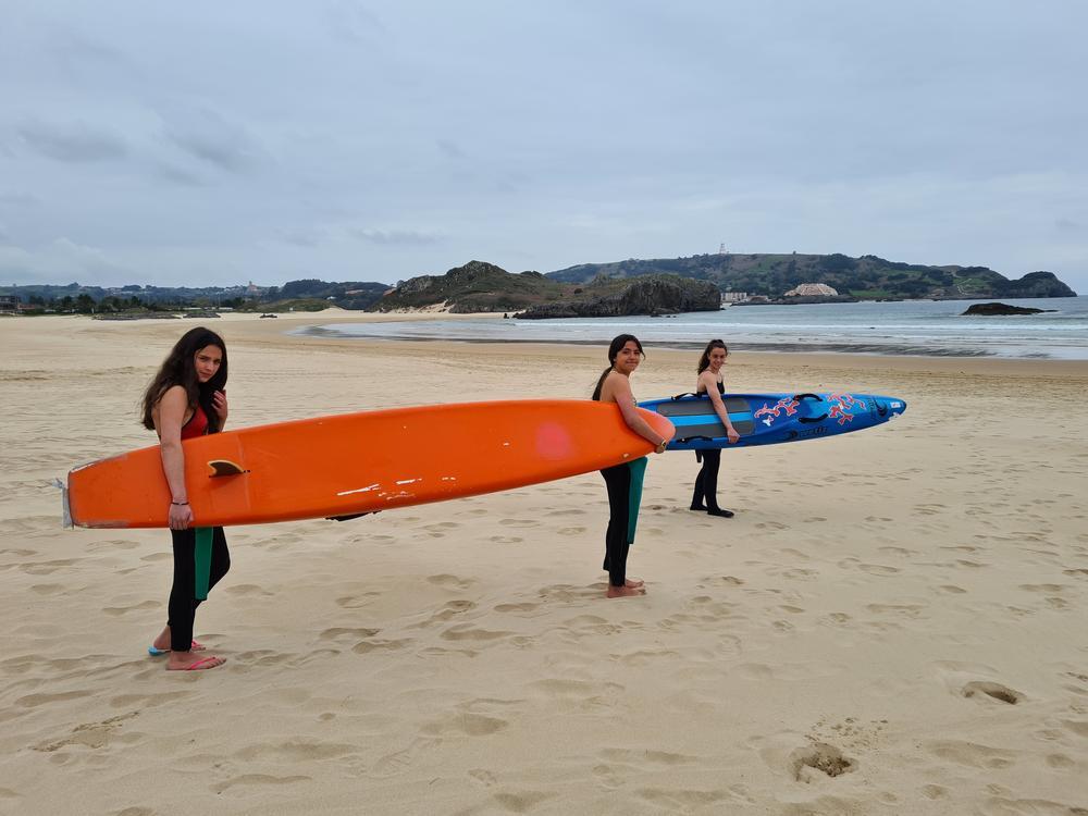 De izquierda a derecha, Jimena y Julieta Presa y Lucía Zorrilla en la playa de Noja la pasada semana.