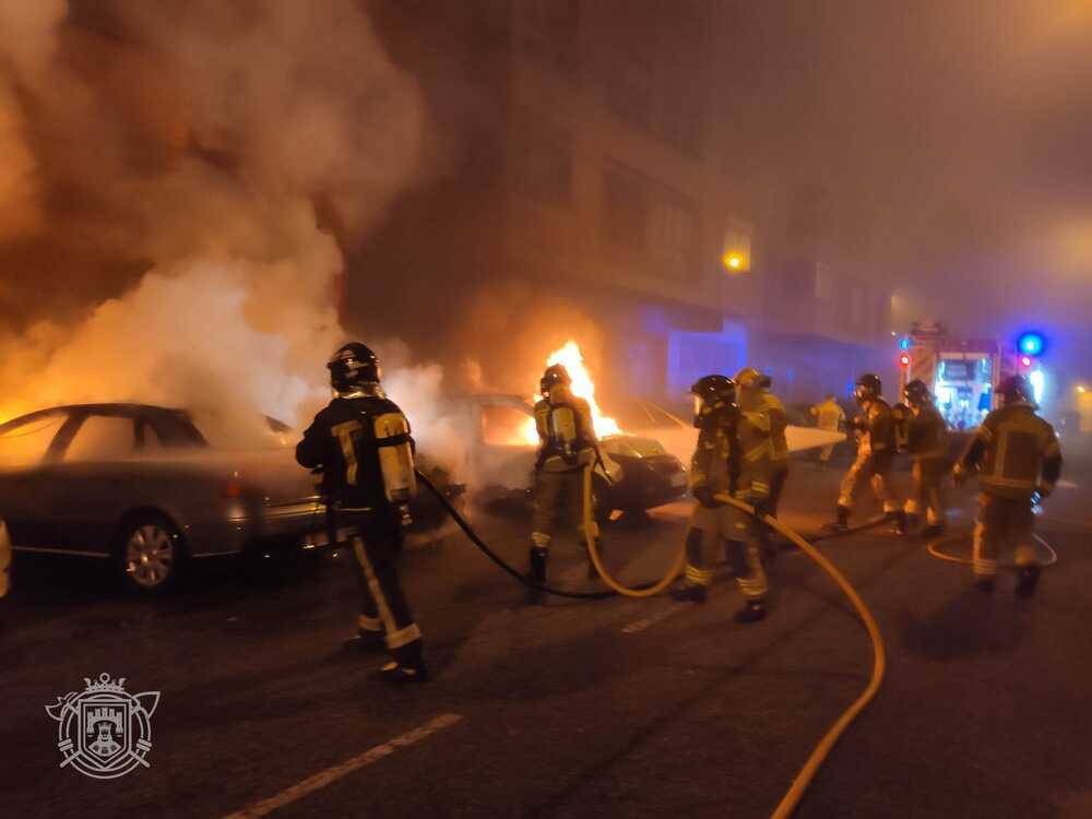 Arden cinco coches en la calle Hermanos Machado