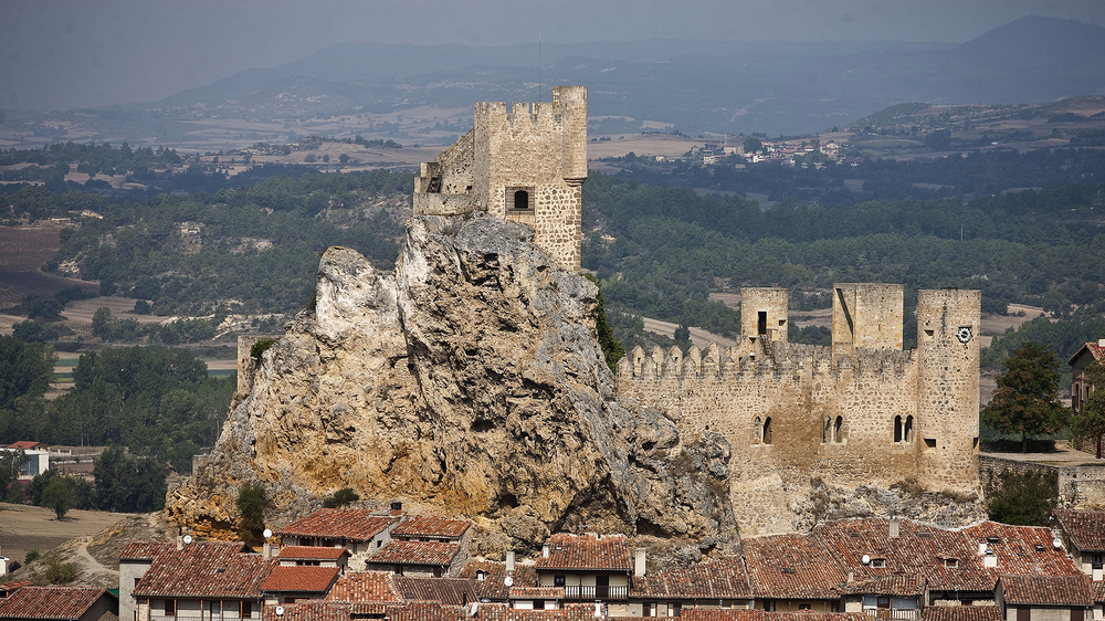 Preciosa e imponente estampa del castillo de Frías  / ÁNGEL AYALA