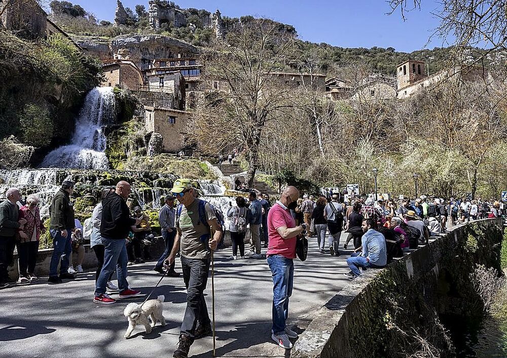 Numerosos turistas la pasada Semana Santa en Orbaneja del Castillo. 