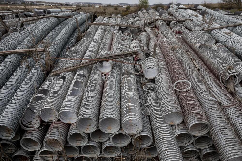 Cientos de tubos de plástico que ahora habrá que tirar.  / VALDIVIELSO