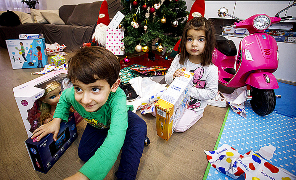 Raúl y Teresa también recibieron numerosos juguetes.