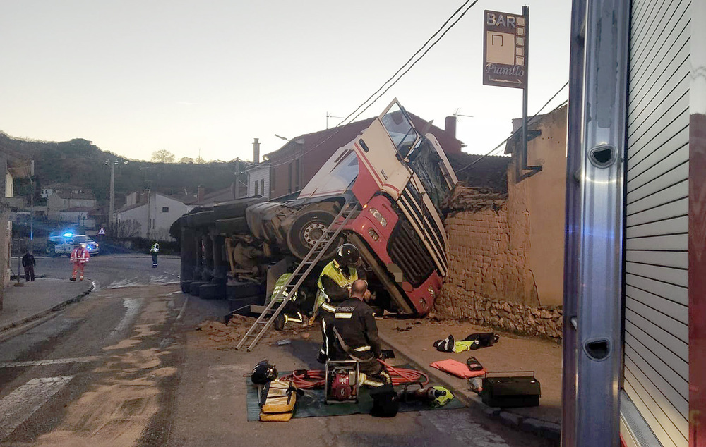 Imagen del aparatoso accidente sufrido por un camionero en Sotillo.