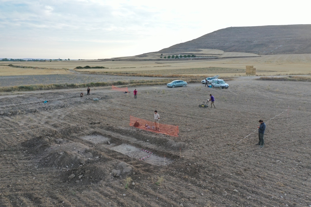 Prospección geofísica y excavación arqueológica sobre el terreno, en septiembre de 2021. 