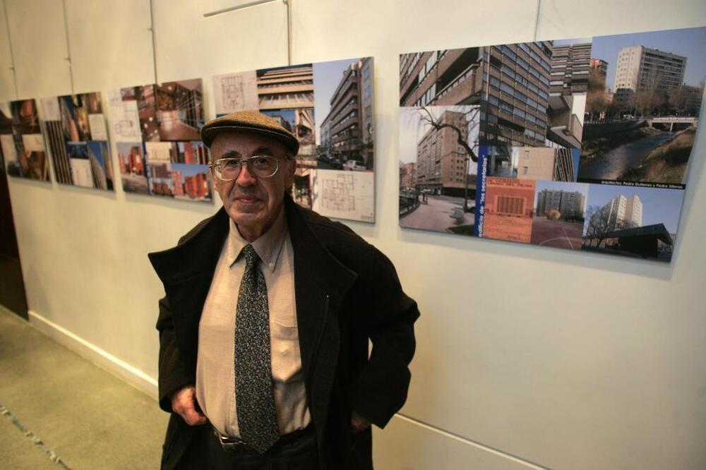 Pedro Gutiérrez, posando en la exposición homenaje que le tributó el Colegio de Arquitectos en 2008.  / VALDIVIELSO