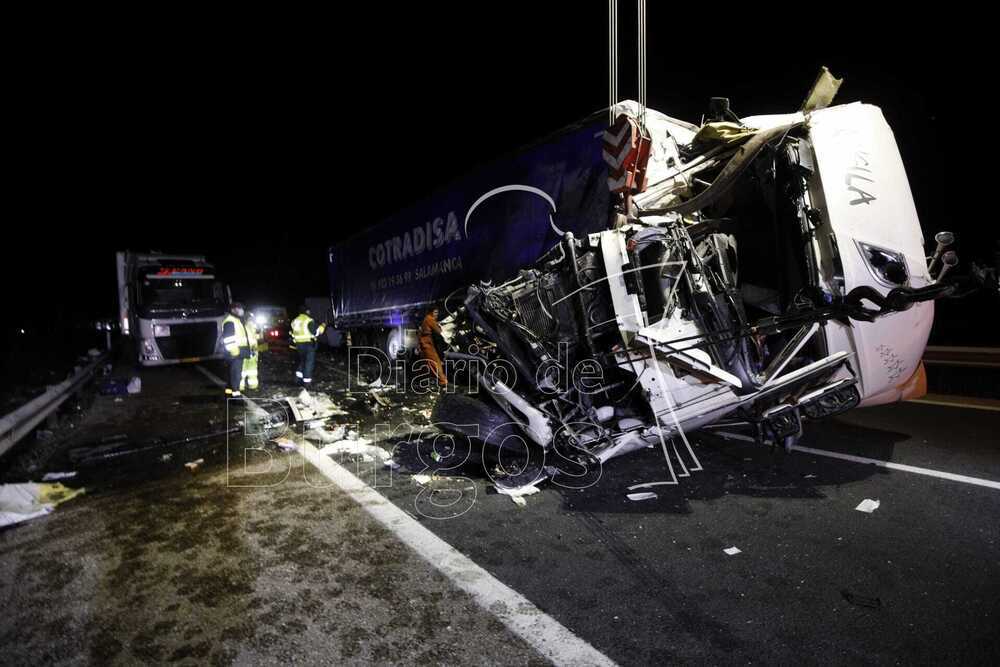 Estado en el que ha quedado uno de los camiones implicados en el accidente.   / JESÚS J. MATÍAS