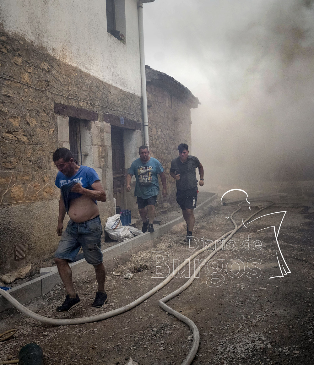 Tres vecinos de Santibáñez del Val escapan del humo tras intentar salvar una nave agrícola rodeada por las llamas.