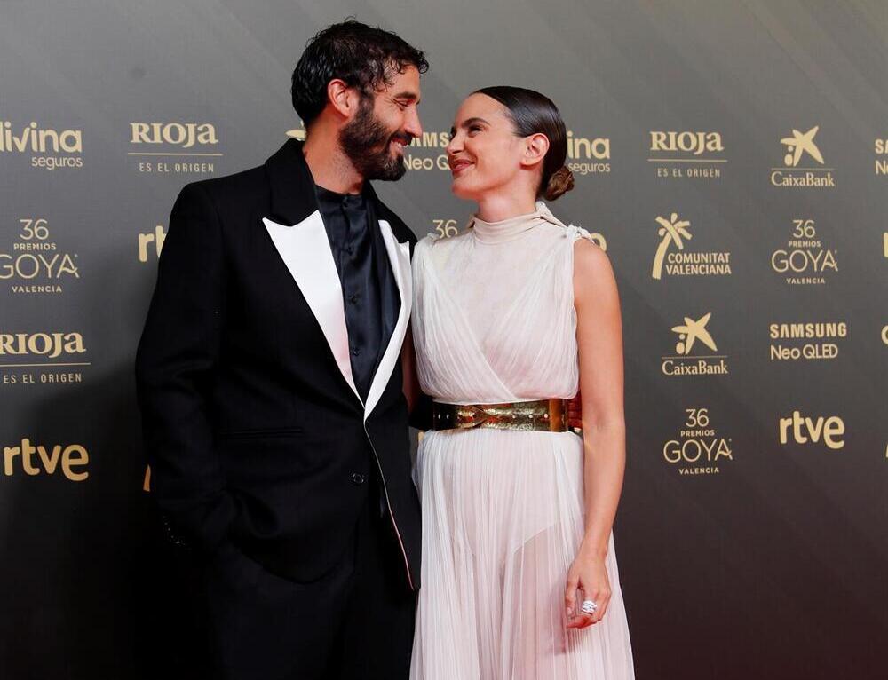  Los actores Álex García y Verónica Echegui posan en la alfombra roja durante la 36 edición de los Premios Goya